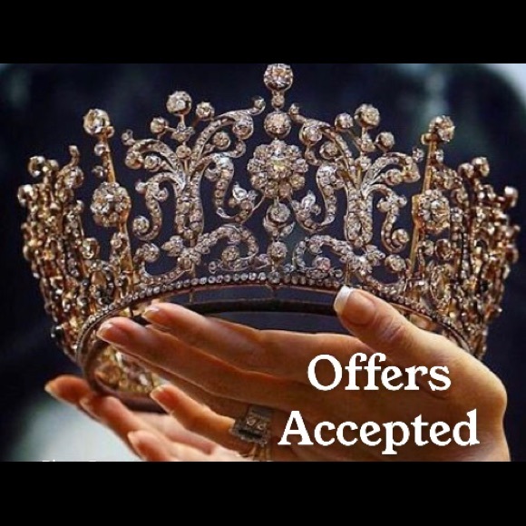 Meet Queen Beezkneez - Picture 5 of 5